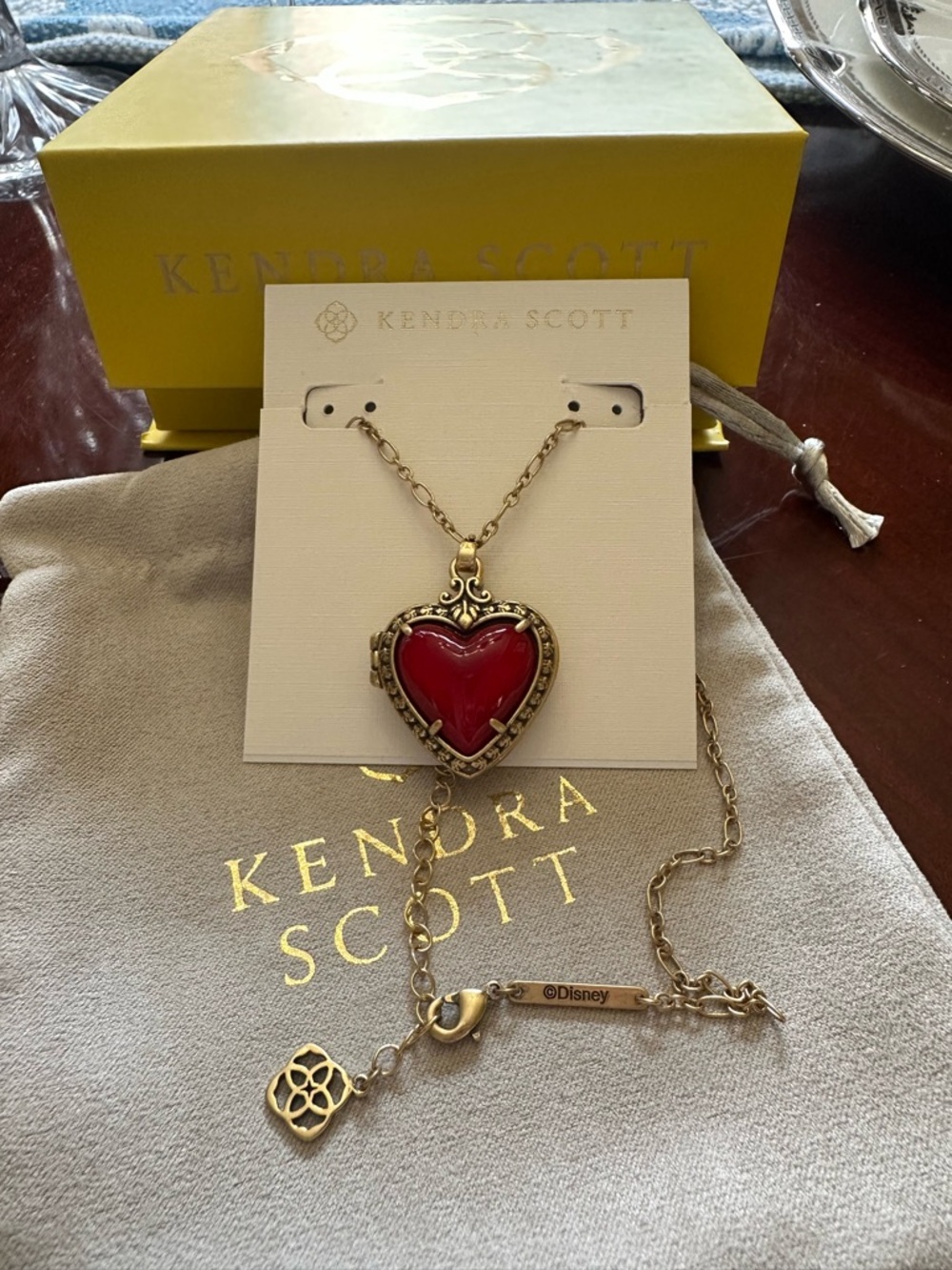 NEW!! Kendra Scott Gold-Tone Disney Snow White Locket Pendant Necklace - Picture 5 of 10